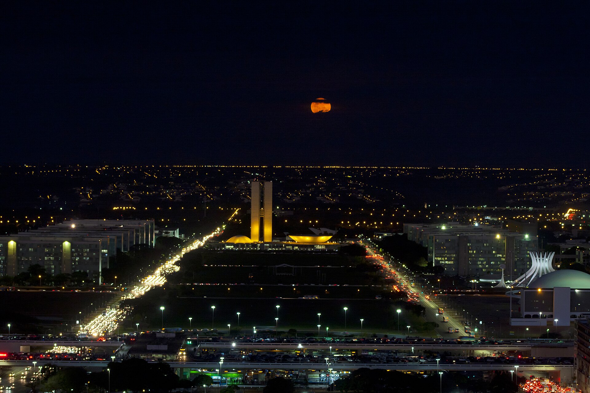 A Esplanada dos Ministérios em Brasília à noite